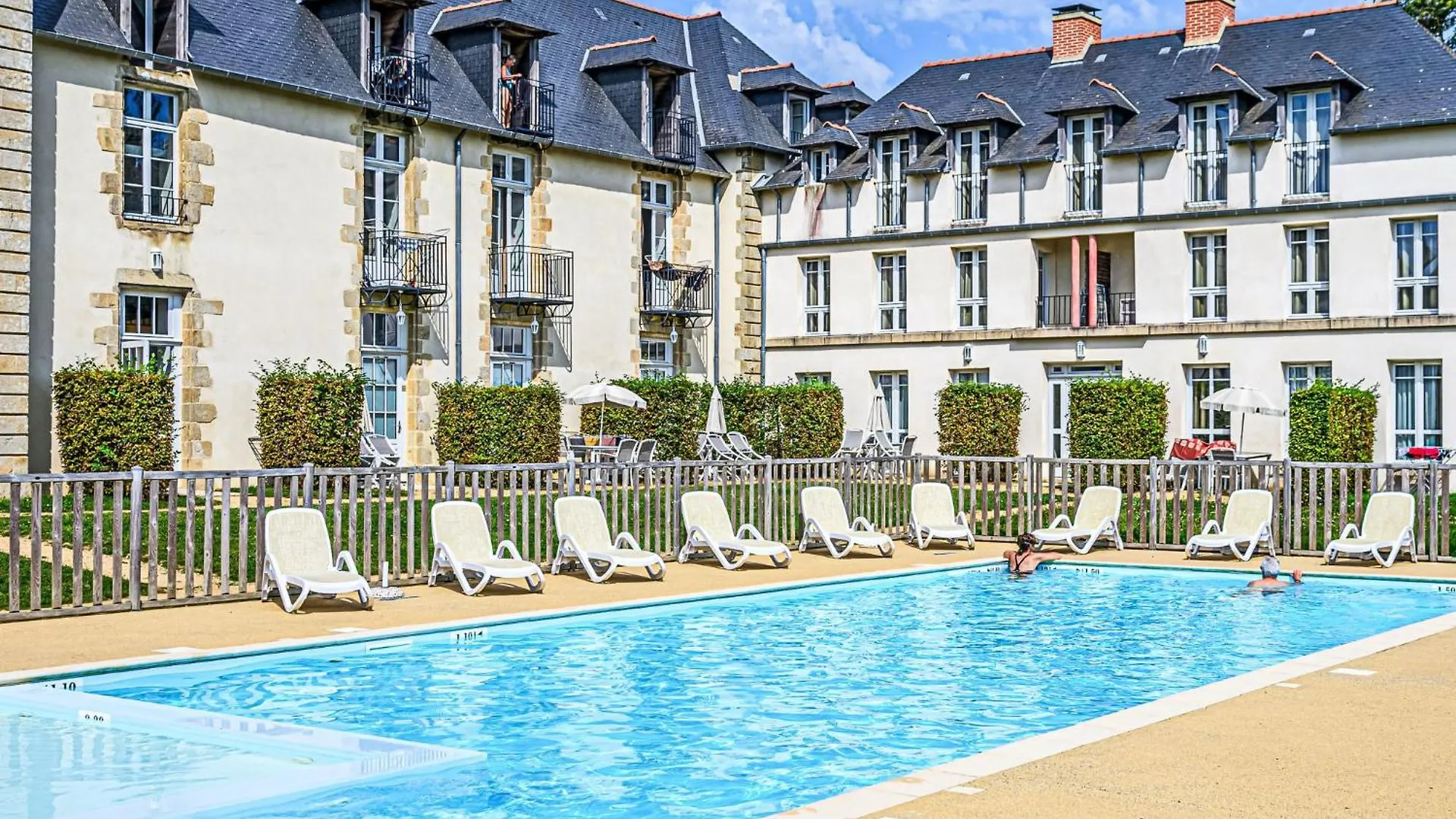 Apartment Le Chateau De Kergonano-7 By Interhome バダン